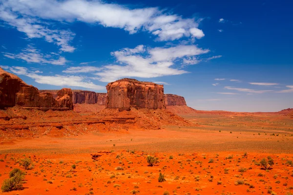 Ikoniska topparna av klippformationer i Navajo Park i Monument V — Stockfoto