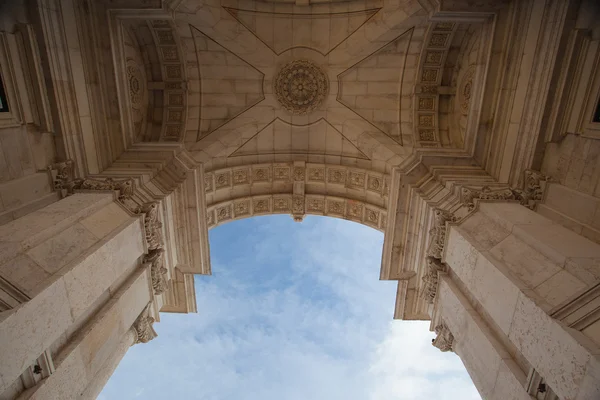 A rua augusta arch Lisszabonban. Itt vannak a szobrok készült — Stock Fotó