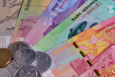 Masanın üzerinde farklı Endonezya rupiah
