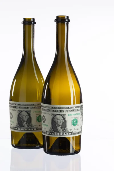 Tomma flaskor vin från etiketten dollarsedel — Stockfoto