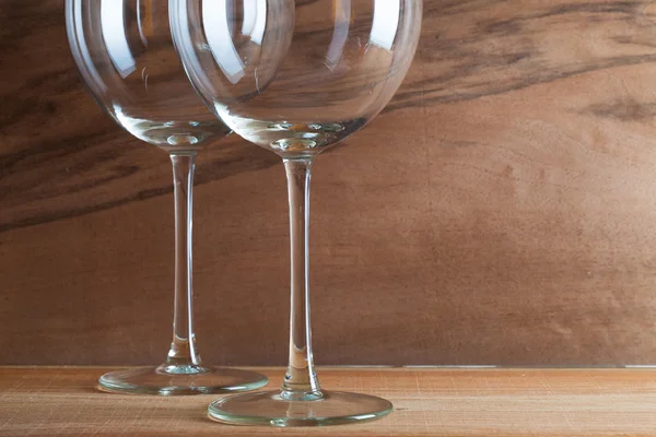 Deux verres de vin sur le fond en bois — Photo