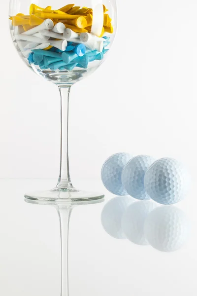 Sklenka vína a golfové vybavení — Stock fotografie