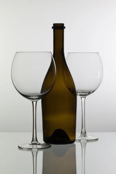 Verres à vin vides sur la table en verre — Photo