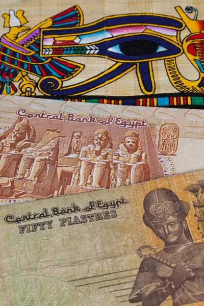 Typical Egyptian papyrus and different banknotes — Stock Photo, Image