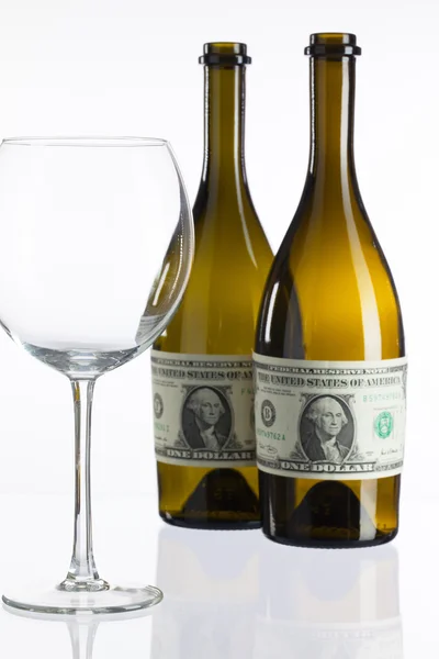 Garrafas vazias de vinho do rótulo da nota de dólar — Fotografia de Stock