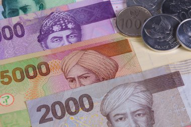 Masanın üzerinde farklı Endonezya rupiah