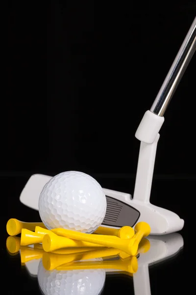 Golfputter und Goldausrüstung auf dem schwarzen Glasschreibtisch — Stockfoto