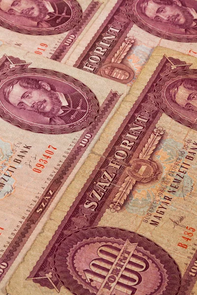 Старые венгерские банкноты на столе — стоковое фото