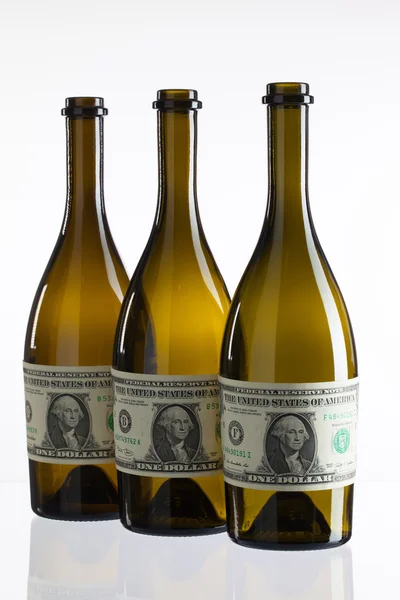 Tomma flaskor vin från etiketten dollarsedel — Stockfoto