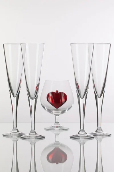 Bicchieri diversi e cuore rosso — Foto Stock