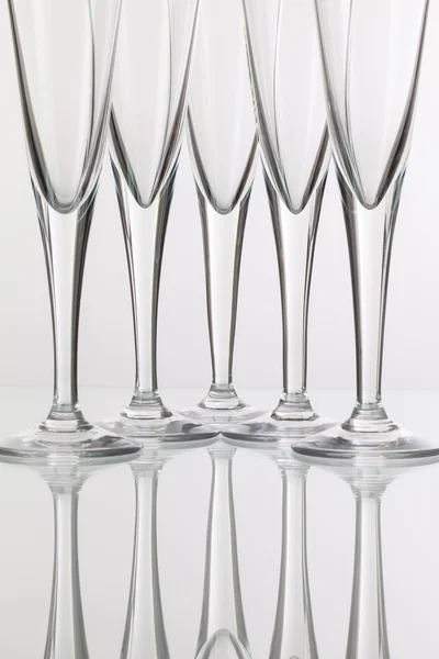 Fem champagneglas på ett skrivbord med glasskiva — Stockfoto