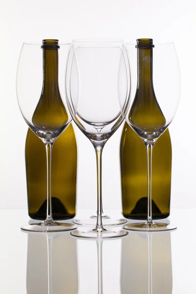 Cuatro copas de vino y dos botellas — Foto de Stock