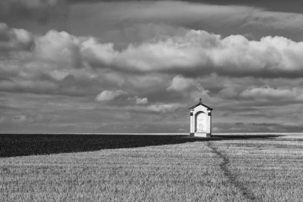 A small chapel in the middle of fields — Stock Photo, Image