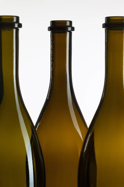 Detalhe de três garrafas de vinho vazias — Fotografia de Stock