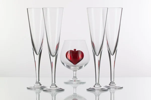 Bicchieri diversi e cuore rosso — Foto Stock