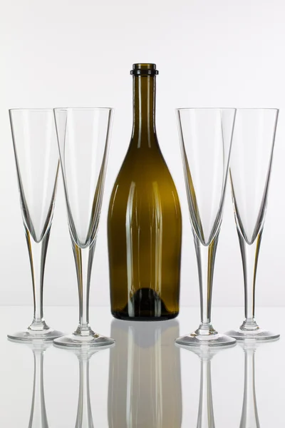 Quatre verres à champagne sur une table en verre — Photo