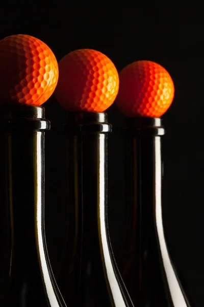 Siluety elegantní lahví vína s golfové míčky — Stock fotografie