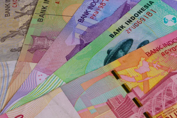 Verschiedene indonesische Rupiah auf dem Tisch — Stockfoto