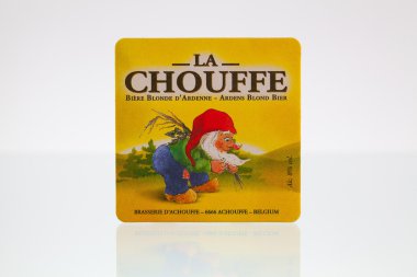Beermat La Choufee bira cam masa üzerinde.