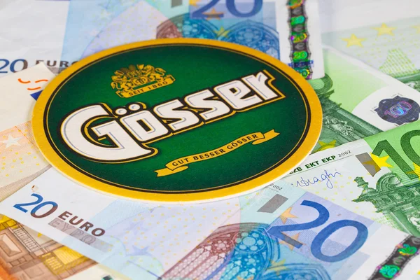 Beermat da cerveja Gosser e notas de euros — Fotografia de Stock