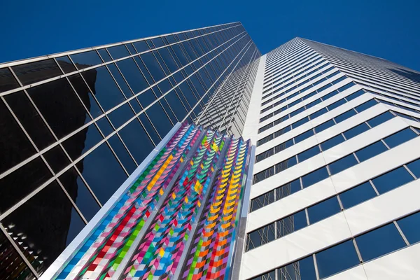 Escultura de arte en la pared de un rascacielos en Chicago, EE.UU. — Foto de Stock