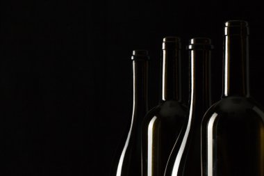 Siluetleri zarif şarap şişe