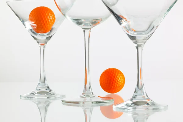 Drie glazen van champagne en golf apparatuur — Stockfoto