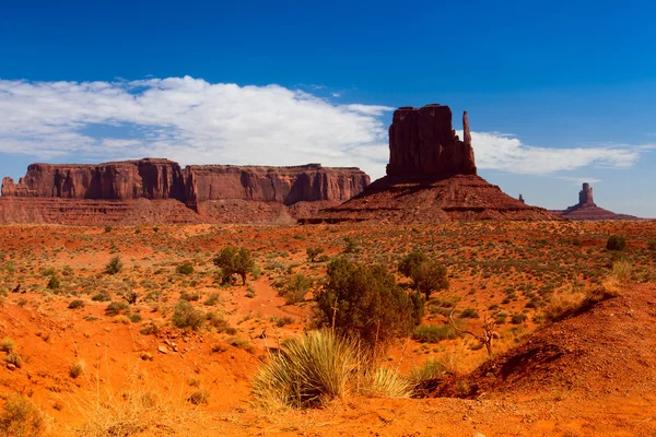 Ikoniska topparna av klippformationer i Navajo Park i Monument V — Stockfoto