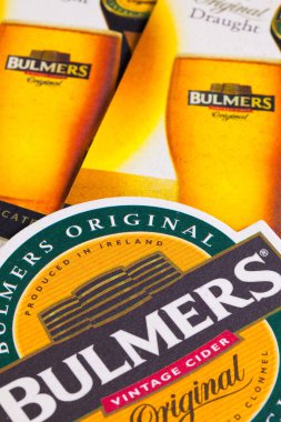 İngiltere, Londra - 11 Kasım 2014: Beermats üzerinden Bulmers elma şarabı.
