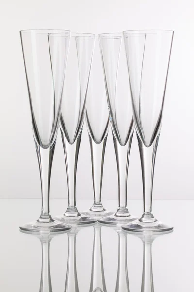 Cinco copos de champanhe em uma mesa de vidro — Fotografia de Stock