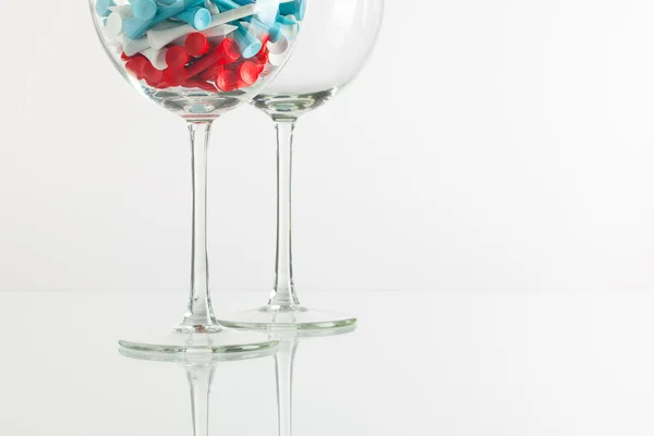 Twee glazen wijn en golf apparatuur — Stockfoto