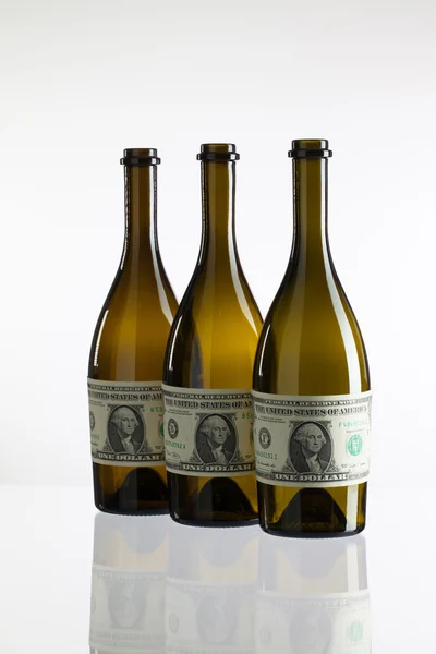 Garrafas vazias de vinho do rótulo da nota de dólar — Fotografia de Stock