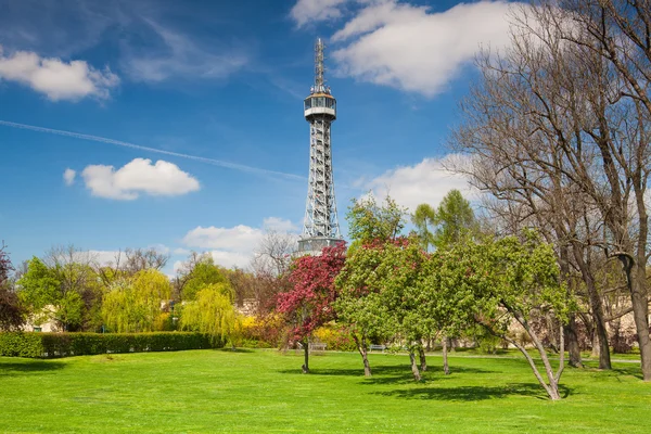 Berömda utsiktstorn på petrin kullen i Prag — Stockfoto