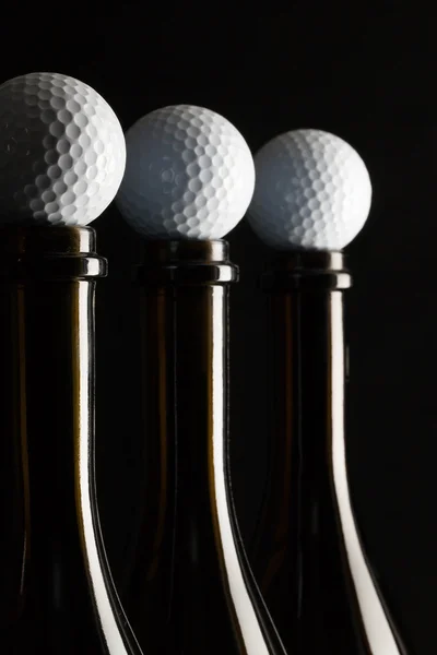 골프공과 우아한 와인 병의 실루엣 — 스톡 사진