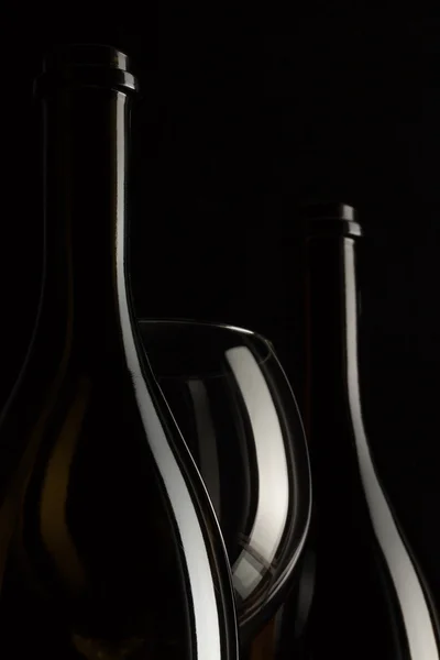 Silhuetter av eleganta vinglas och en vinflaskor — Stockfoto