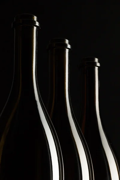 Силуэты элегантных винных бутылок — стоковое фото