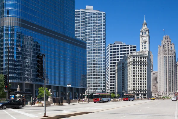 Slavné budovy Wrigley a Trump tower v Chicagu. — Stock fotografie