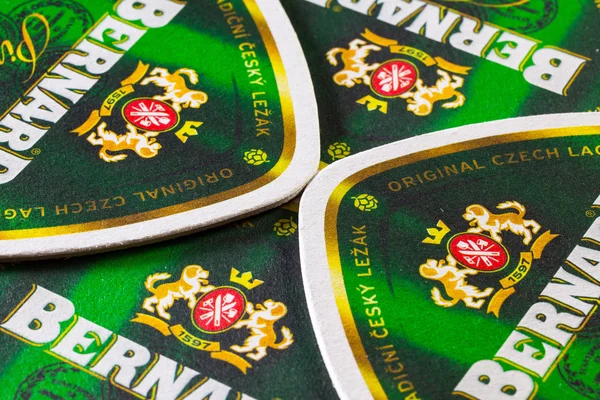 布拉格，捷克共和国-12 月 3，2014:Beermats 从 Bernard 啤酒 — 图库照片