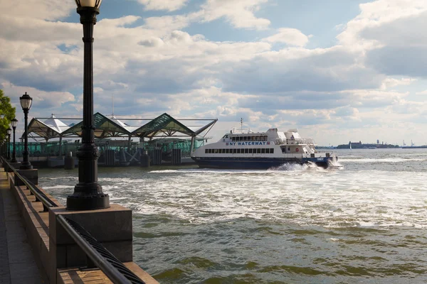 Rio Hudson Ferry em Battery Park, Nova York — Fotografia de Stock