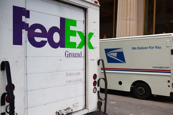 FedEx ve Usps araçlarda aynı New York'ta sokak.