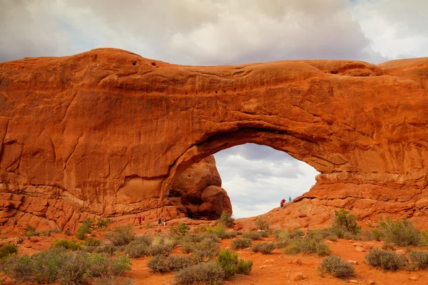 Turistas en el Parque Nacional Arches. - Imagen HDR . —  Fotos de Stock