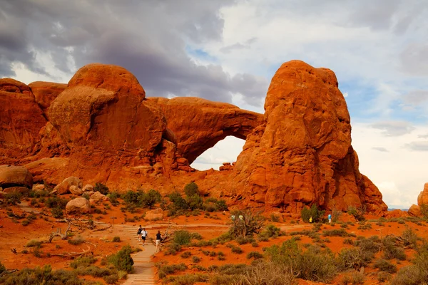 Turisté v národním parku Arches, Moab, Usa - obraz Hdr — Stock fotografie