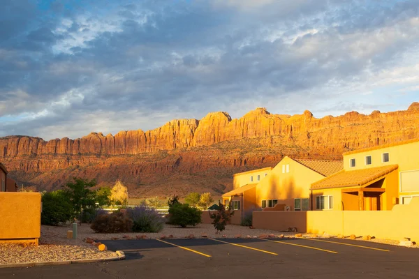 Sunrise in Moab near the main entrance to the famous Arches Nati — Stock Photo, Image