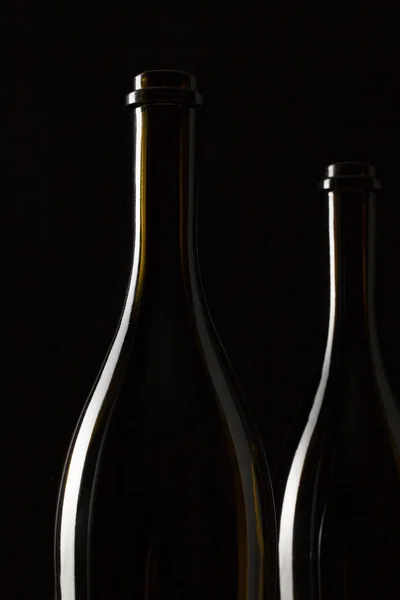 Силуэты элегантных винных бутылок — стоковое фото