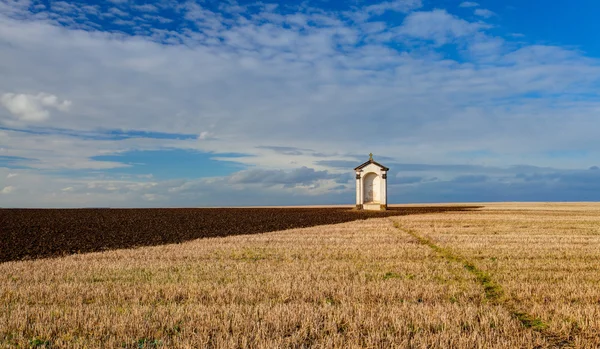 Una pequeña capilla en medio de los campos —  Fotos de Stock