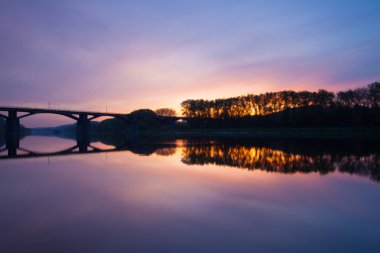 Prag'da Vltava Nehri üzerinde gündoğumu