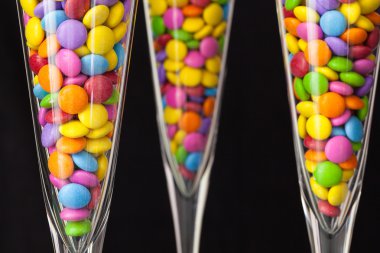 Tablet çikolatalar şampanya bardağı içinde renk