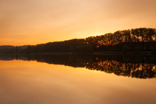 Drammatica alba sul fiume Moldava — Foto Stock