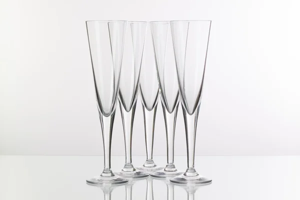 Cinque bicchieri di champagne su una scrivania di vetro — Foto Stock