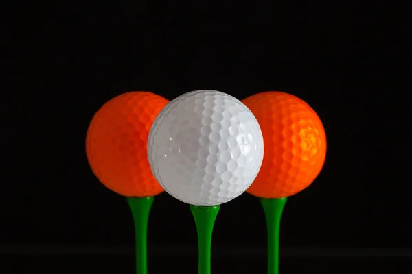 Golfballen en groene houten tees — Stockfoto